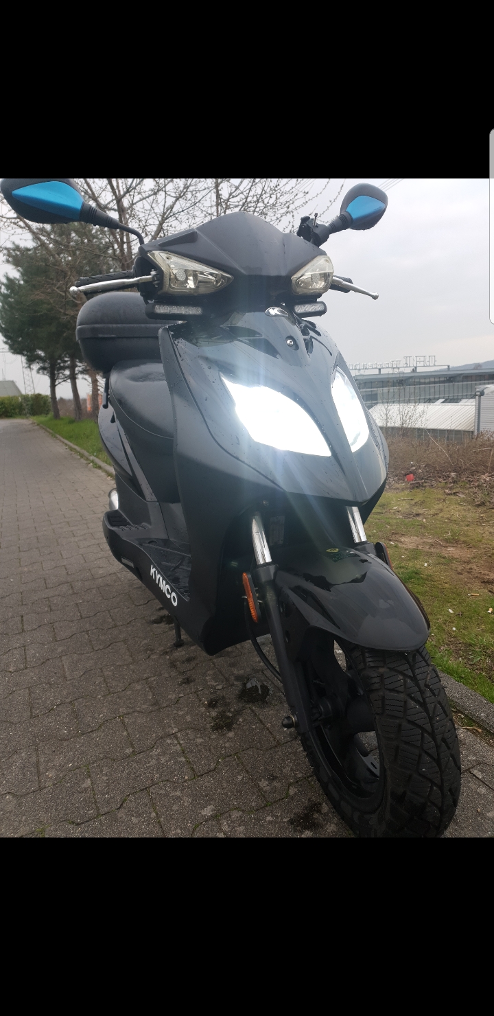 Kymco DJ50s mit Hänsch Frontblitzer (Blau)
